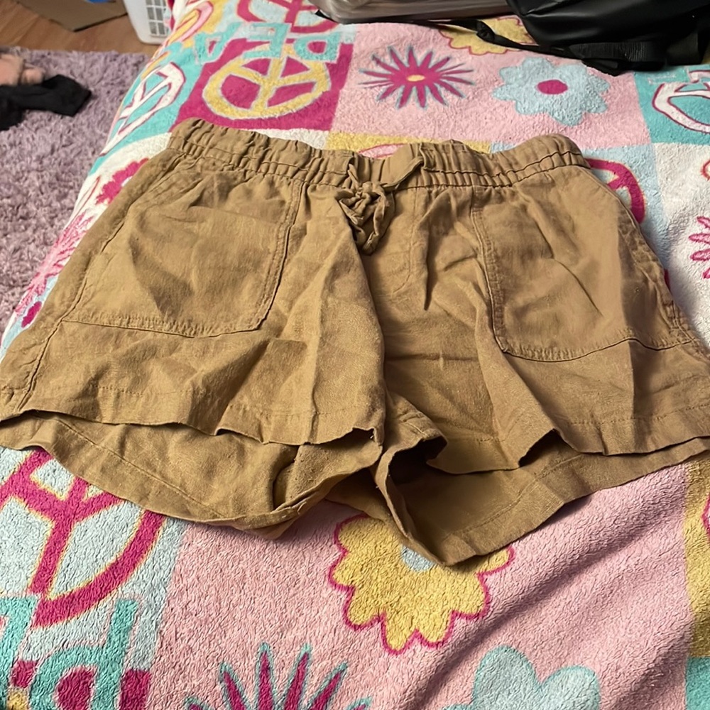 •elastic waist shorts•